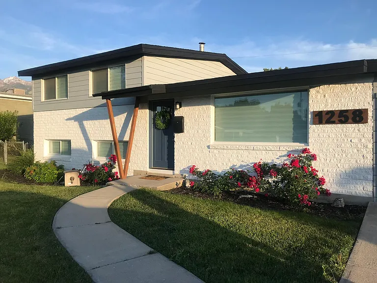 1258 E Hyland Lake Dr — Photo 2