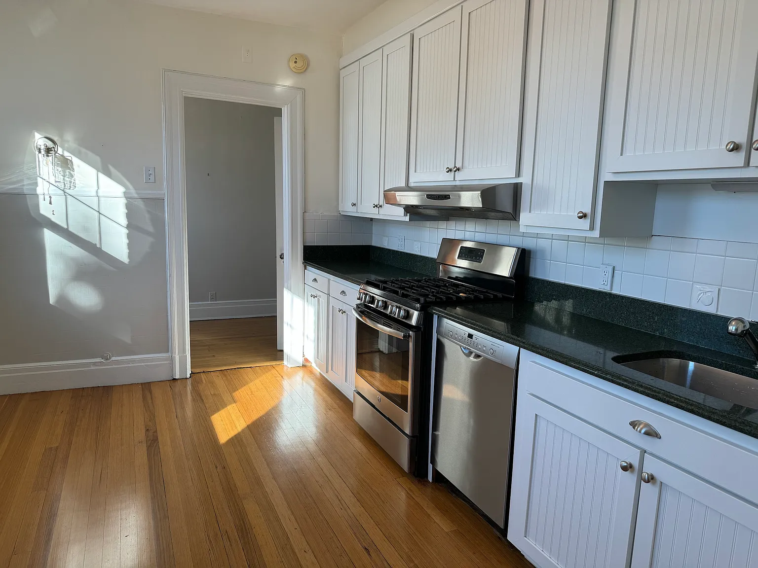 2 bed, 1050 sqft, $3,950 — Photo 3