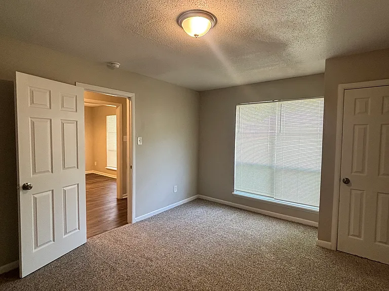 2221 Dorchester Dr — Photo 10