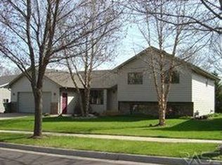 2216 S Crown Hill Dr, Sioux Falls, SD 57106