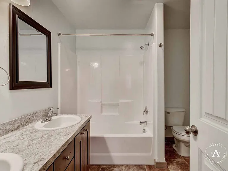 2074 Gold Ave — Photo 3