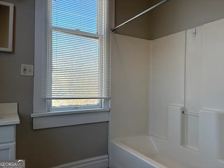 836 E Henry St #C — Photo 9