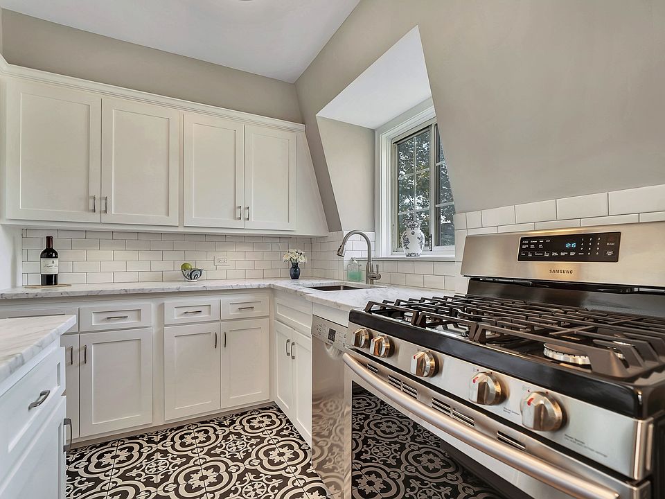 1st image of 6 Chateaux Cir APT 6L