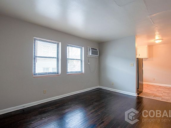 3rd image of 1009 Greenwood Ave NE APT 10