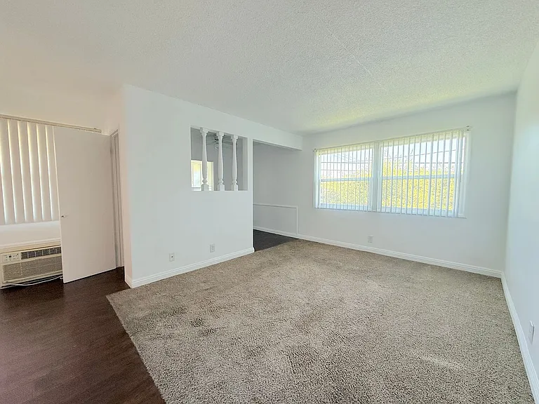 331 E Live Oak St — Photo 11