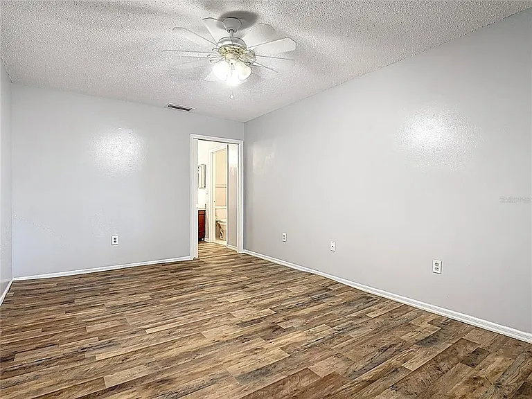 571 Hunter Cir — Photo 15