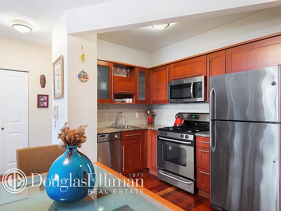 3rd image of 30-85 Vernon Blvd #5I