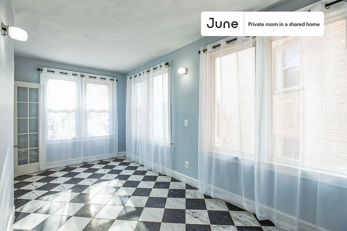 Queen bedroom in 7 bed/6 bath home in Dupont Park #1811 C — Photo 2