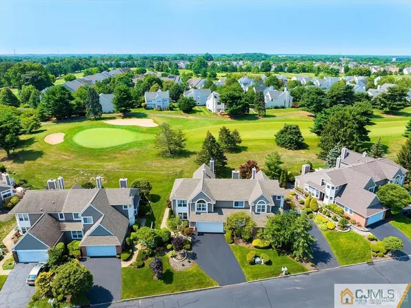8 Pine Valley Ln, Monroe Township, NJ 08831