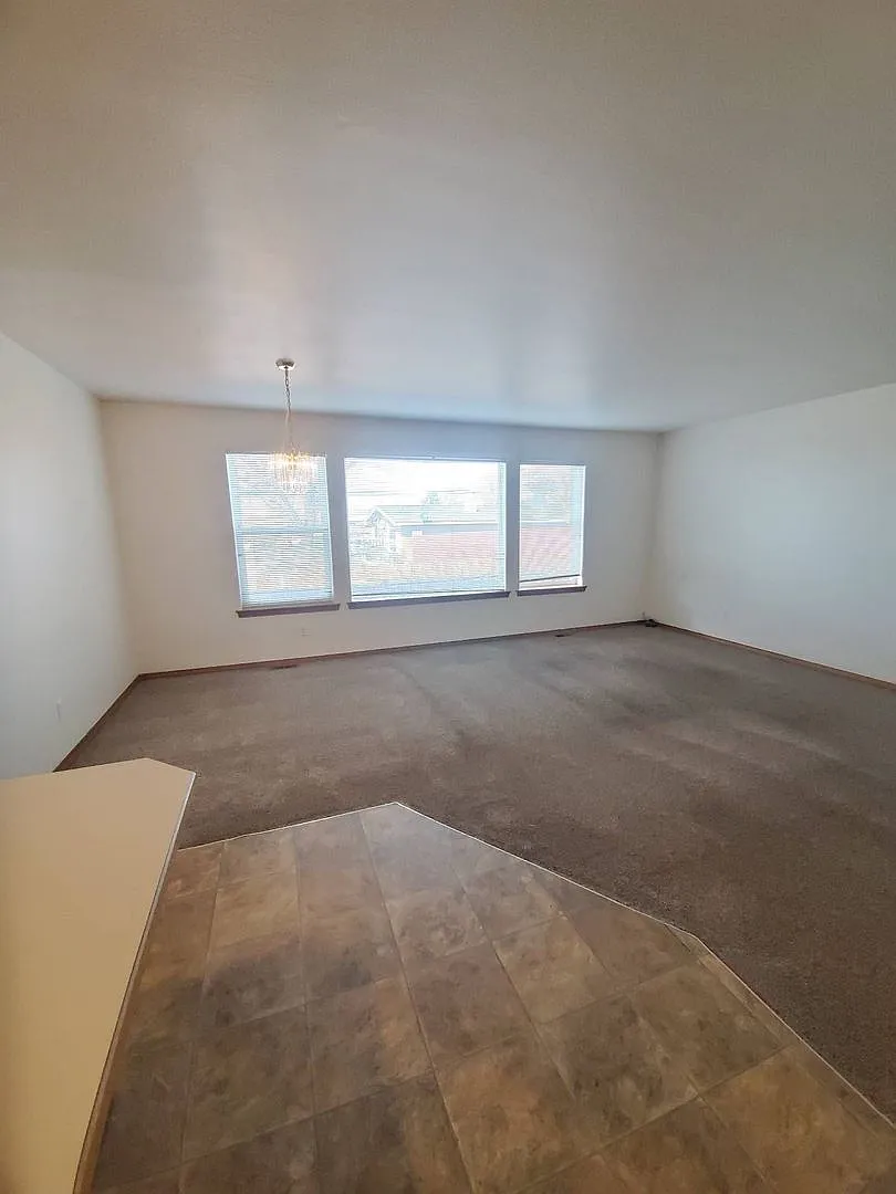 1306 S Skyline Dr — Photo 3