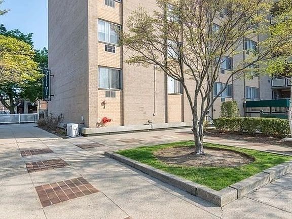 2nd image of 1025 Hancock St Unit 6J