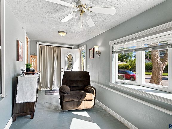 4th image of 607 N Summit Ave