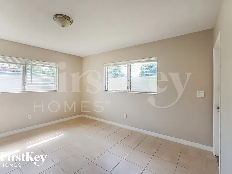 4810 NE 8th Ave — Photo 9