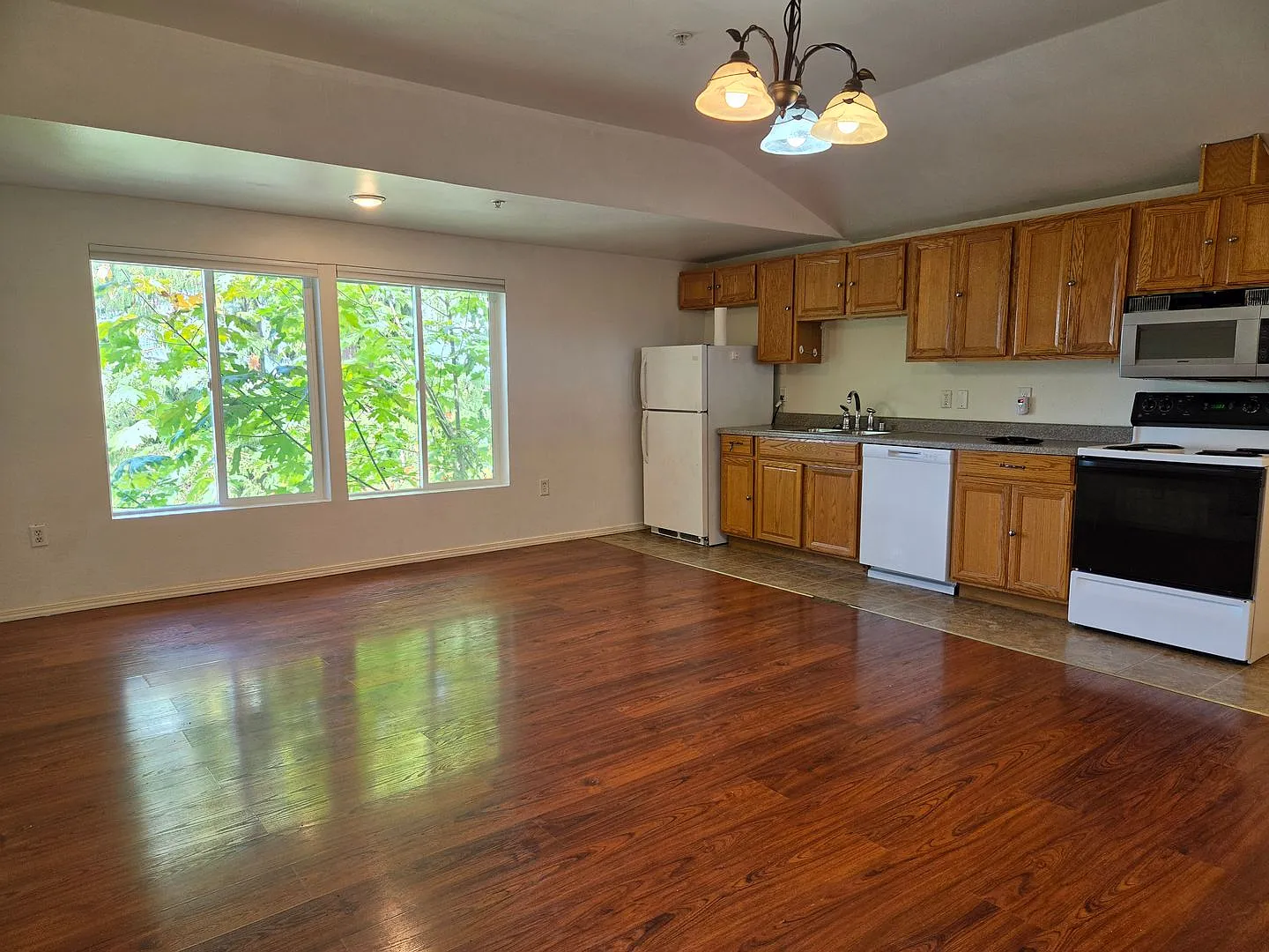 715 High Street — Photo 2