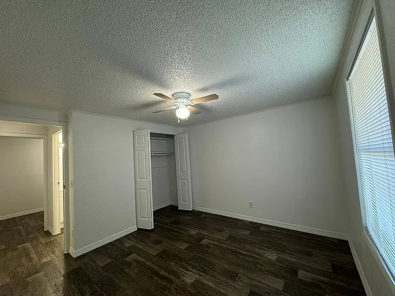 Crystal Court Apartments — Photo 29