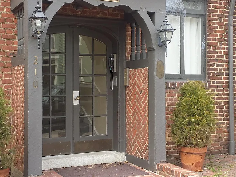 210 N Stafford Ave #9 — Photo 2