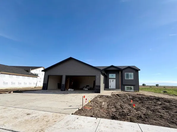 153 Mulberry Loop NE, Minot, ND 58703