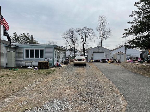 2nd image of 114 Lighthouse Dr