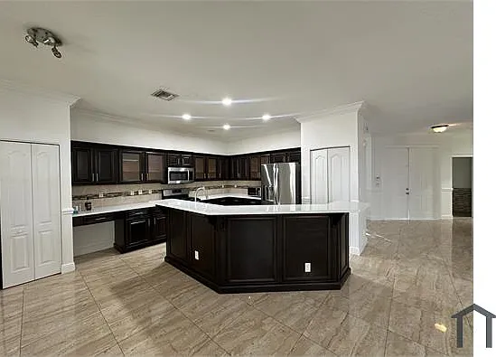 124 Canterbury Pl — Photo 12