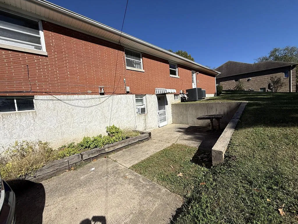 920 Sunset Dr — Photo 2