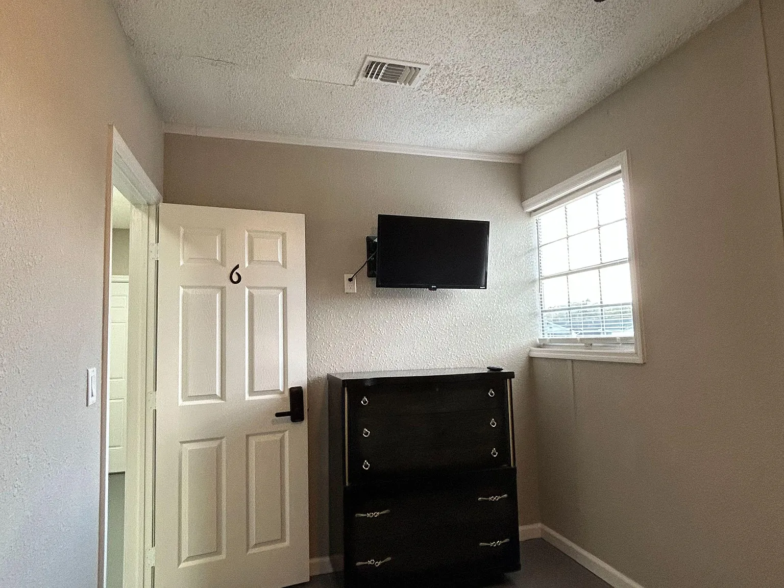 4 bed, 2.0 bath, 1930 sqft, $771 — Photo 3