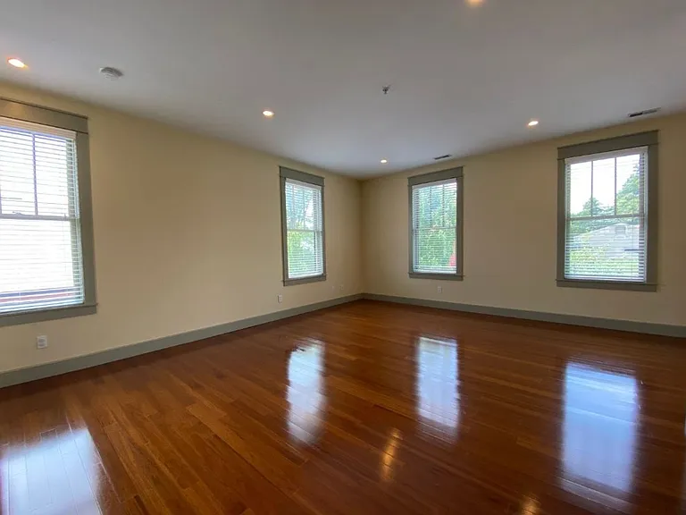 235 W Dodds St — Photo 17