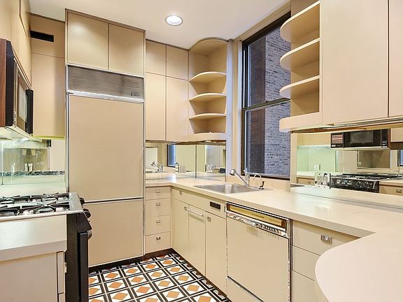 2nd image of 135 W 79th St APT 5C