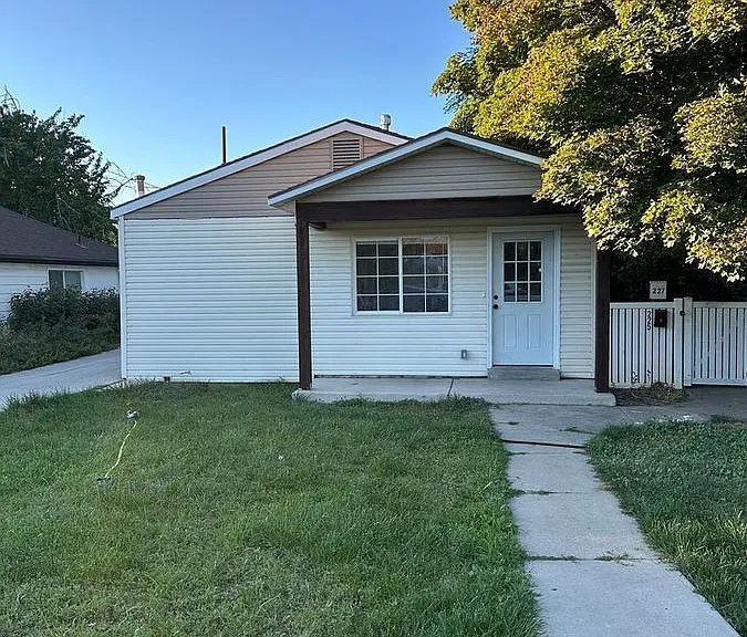 225 E Louise Ave — Photo 1