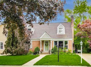 300 Hollywood Ct, Wilmette, IL 60091