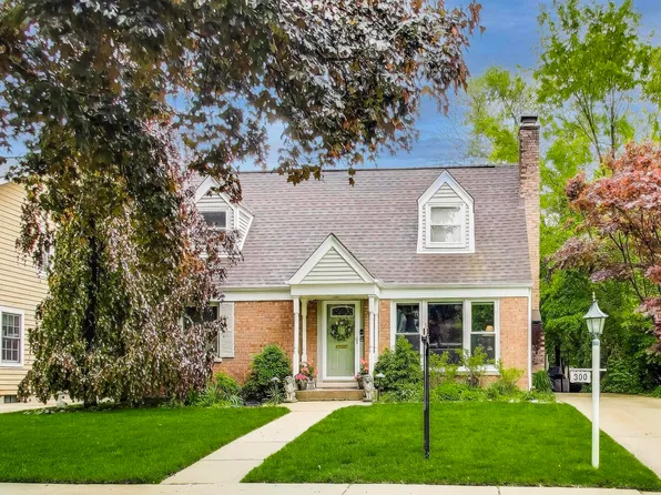 300 Hollywood Ct, Wilmette, IL 60091