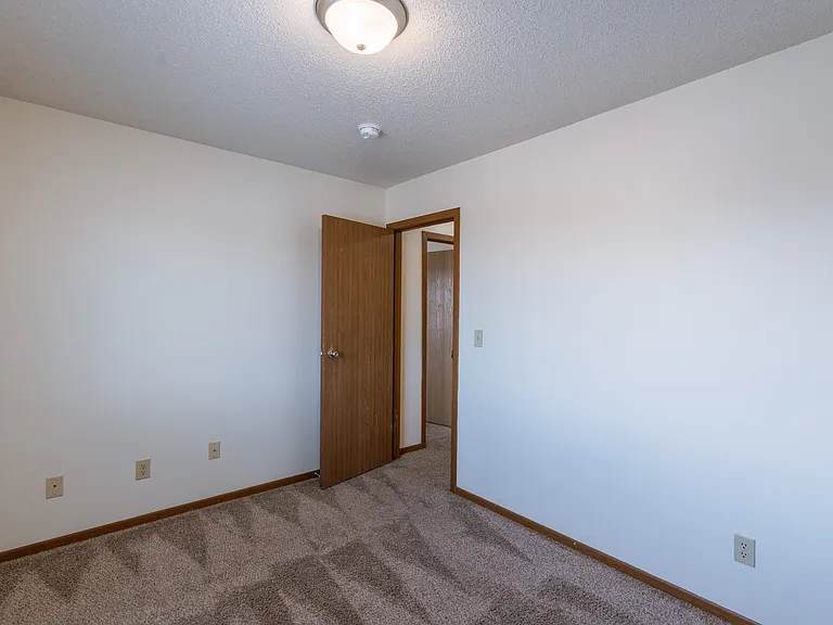 Fargo, ND Carlton Place Apartments | Bedroom