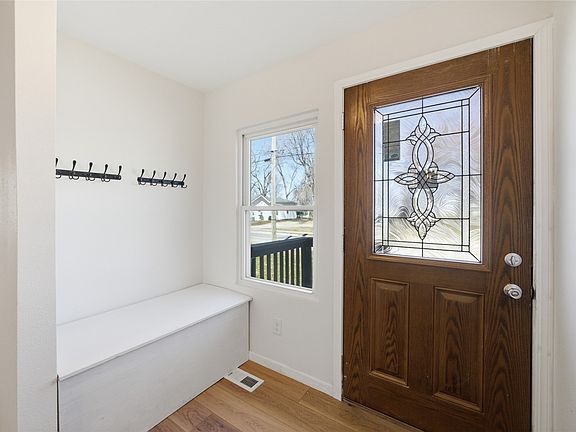 4th image of 713 N 8th Ave E