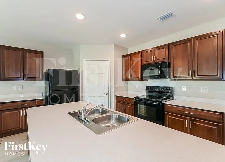 217 SE 27th St — Photo 6