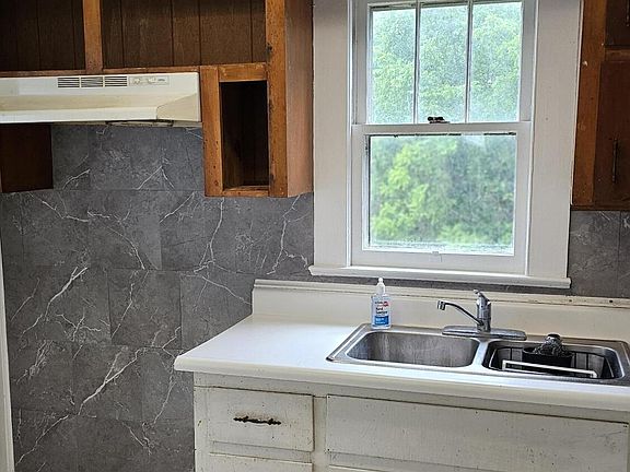 4th image of 612 Gordon St
