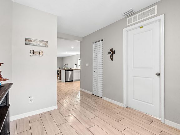 3rd image of 885 SW Squirrel Avenue