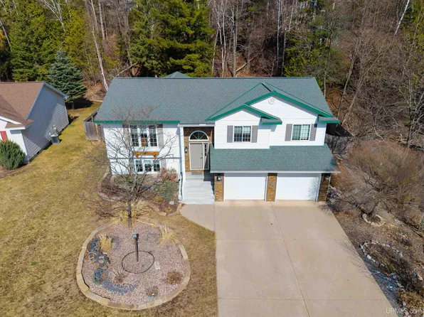 474 Stone Quarry Dr, Marquette, MI 49855