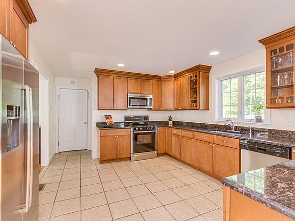 5th image of 39 Belair Dr