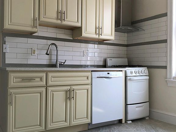 2nd image of 529 Dickinson St #1-6