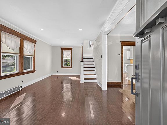 2nd image of 256 W Pine St