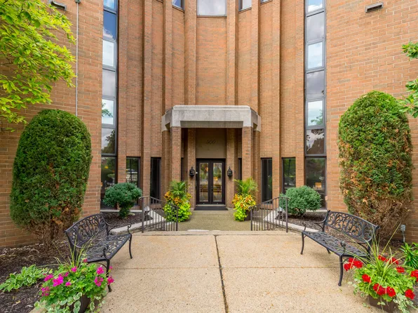 900 Washington Rd APT 103, Mt Lebanon, PA 15228