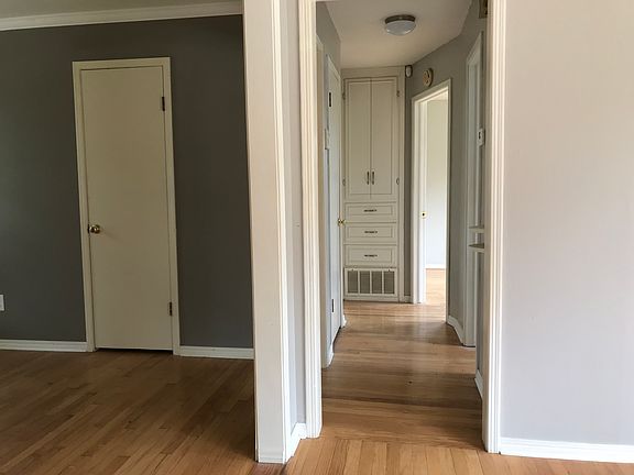 5th image of 1523 Oxford Way