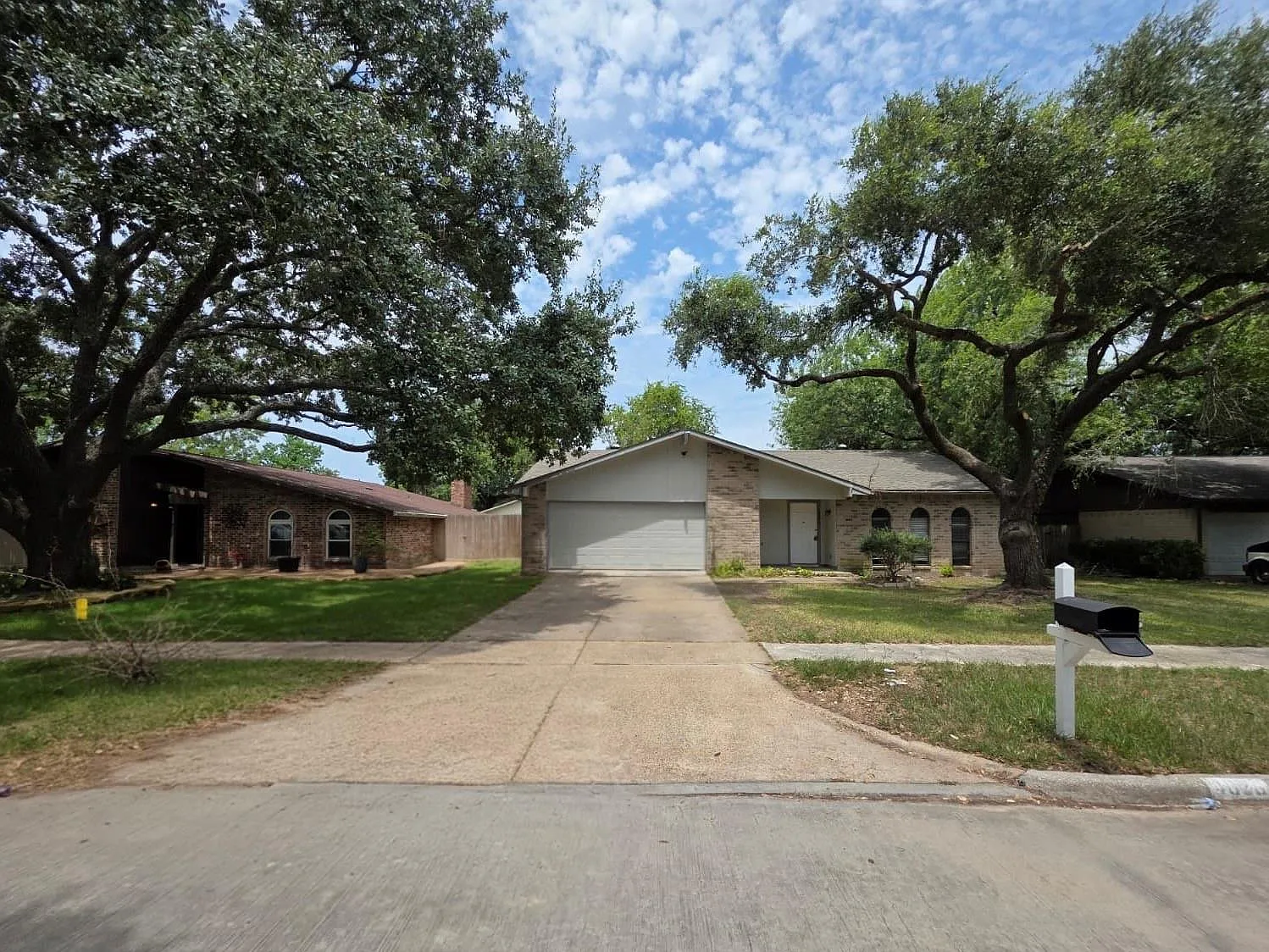 4 bed, 2.5 bath, 2221 sqft, $2,000 — Photo 2