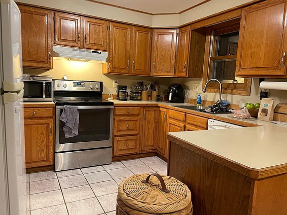 Well designed kitchen with good flow. Sweet new sink too!