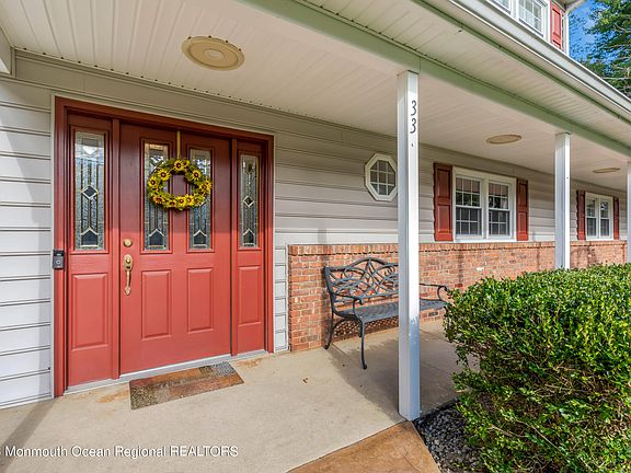 3rd image of 33 Twin Brooks Avenue
