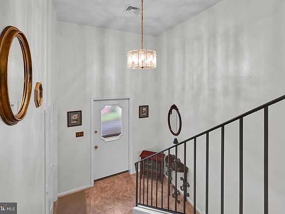 4th image of 404 Hill Cir