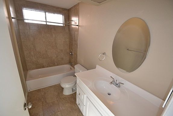 3rd image of 1712 W 62nd St