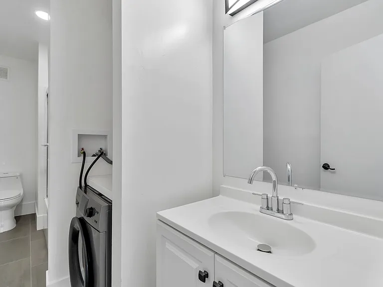 150 South Apartments — Photo 16