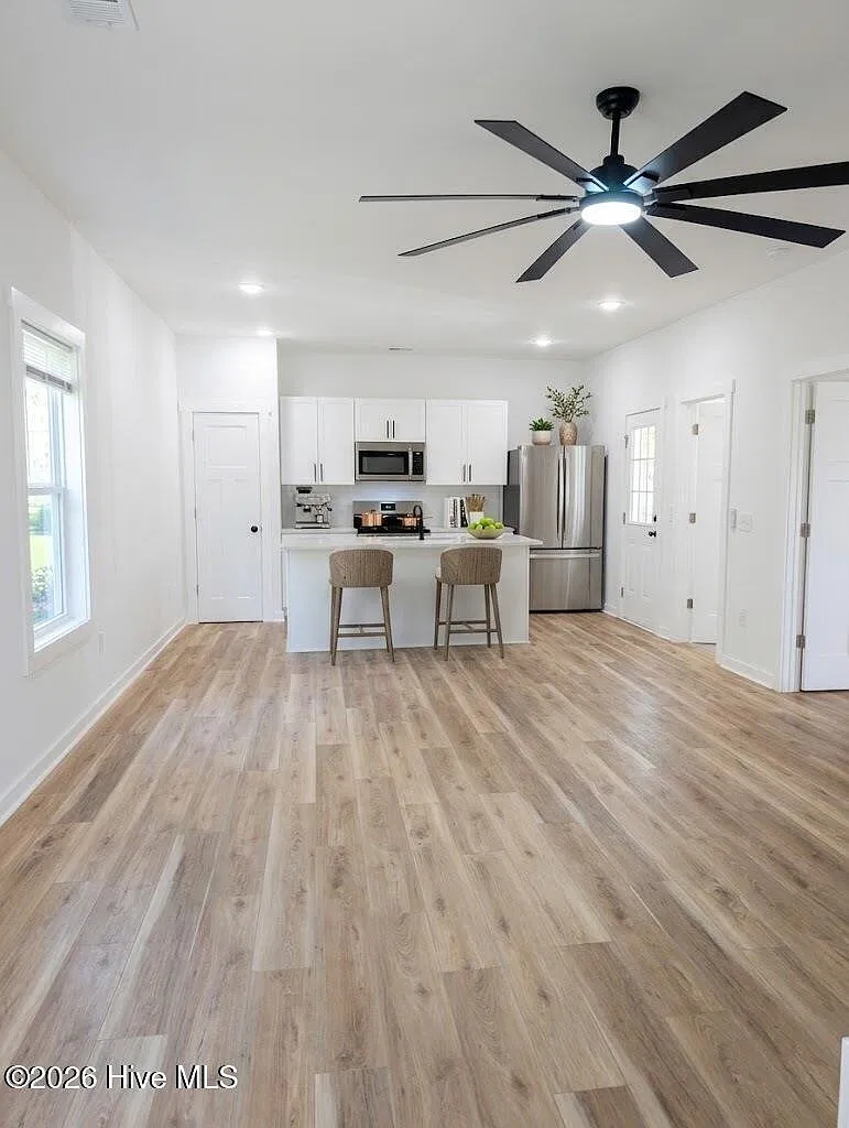 3 bed, 2.5 bath, 1500 sqft, $2,300 — Photo 2