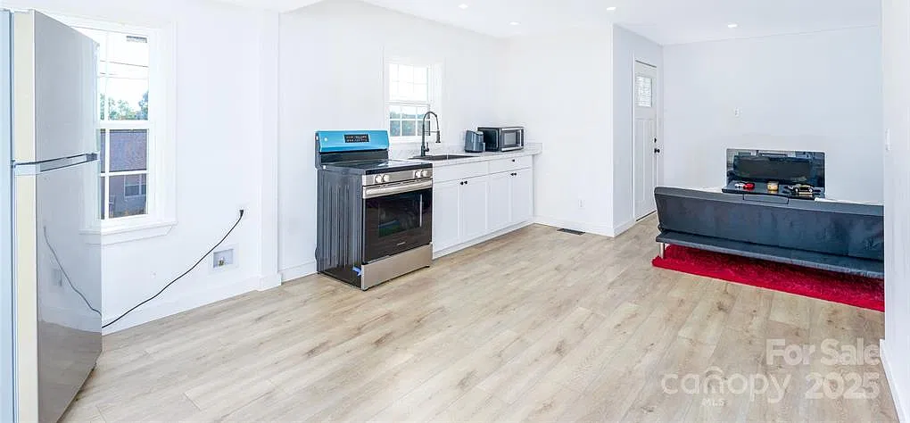 2 bed, 938 sqft, $1,350 — Photo 2
