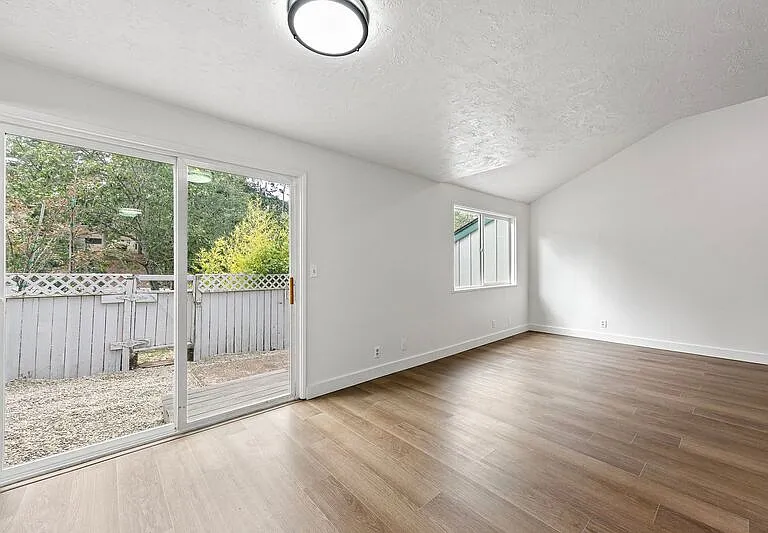 2105 Hawkins Ln — Photo 17
